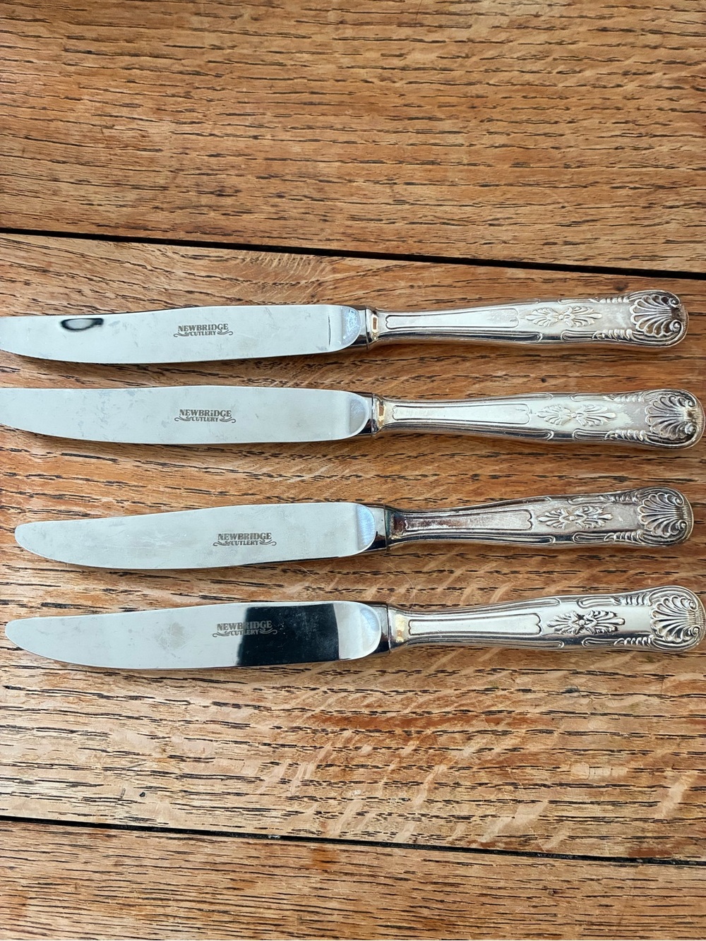 Newbridge KINGS  Silverplate Shell Scroll Edge 4- Dinner Knives 8 1/2"
